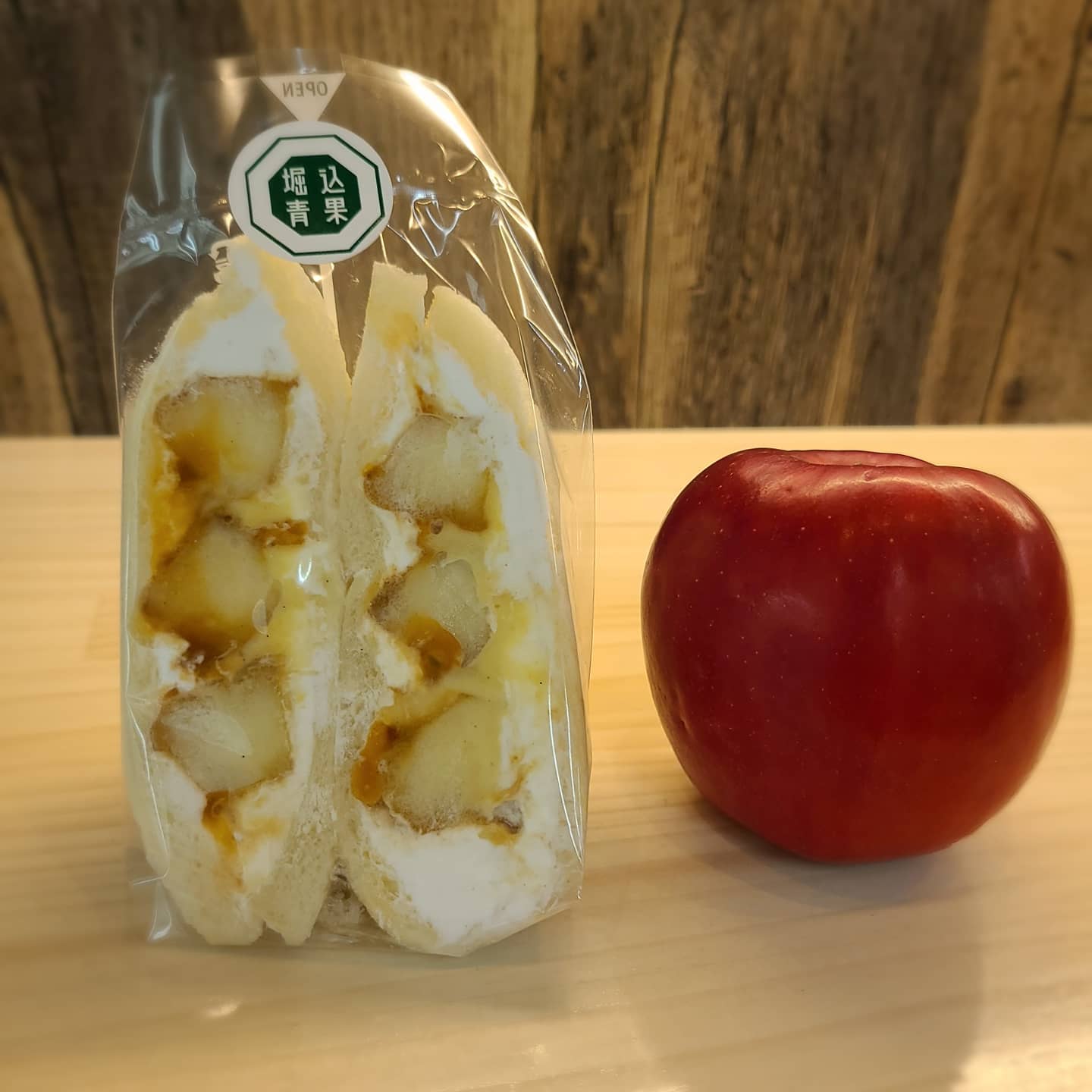 ◎新商品紹介

・りんごキャラメルカスタード

りんごをソテーしてカスタードとキャラメルソースでサンドしました️
りんごの酸味がとてもよく、ほんのり香るシナモンとマッチして後を引く美味しさです

りんごは秋田産:紅玉を使用しています

今週の土曜日に販売致します️