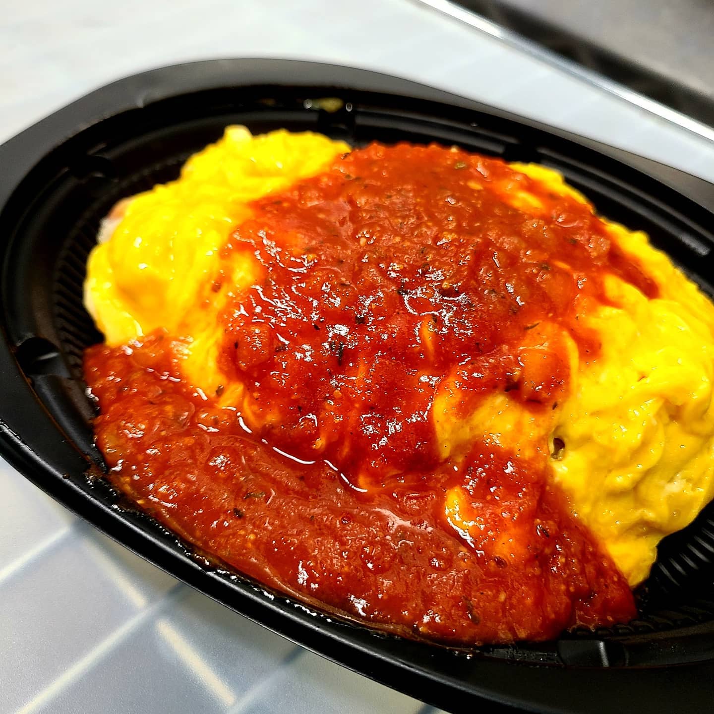 ◎今日のお弁当

・オムライス(トマトソース)
・大きなシャケ弁当
・ソースカツ丼
・鶏の照り焼き弁当
・ローストビーフ丼