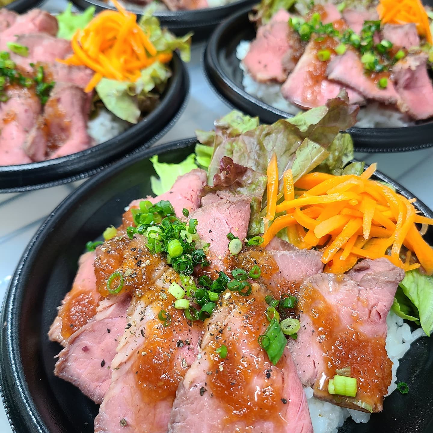 今日のお弁当 ローストビーフ丼 夏野菜カレー とんかつ弁当 ピリ辛スタミナ丼 ハンバーグ弁当 堀込青果 八百屋 青果店 八百屋めし 野菜 果物 フルーツ 惣菜 群馬 群馬グルメ 伊勢崎 伊勢崎テイク 伊勢崎グルメ フルーツサンド 八百屋のフルーツサンド 土曜日