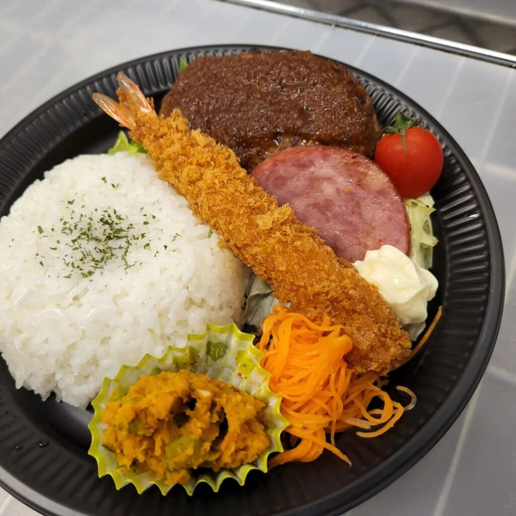 11/12(土)本日のお弁当 ・ハンバーグ&エビフライプレート 640円 ・まんぞく弁当 580円 ・スパイシーWチキンカレー 680円 ...