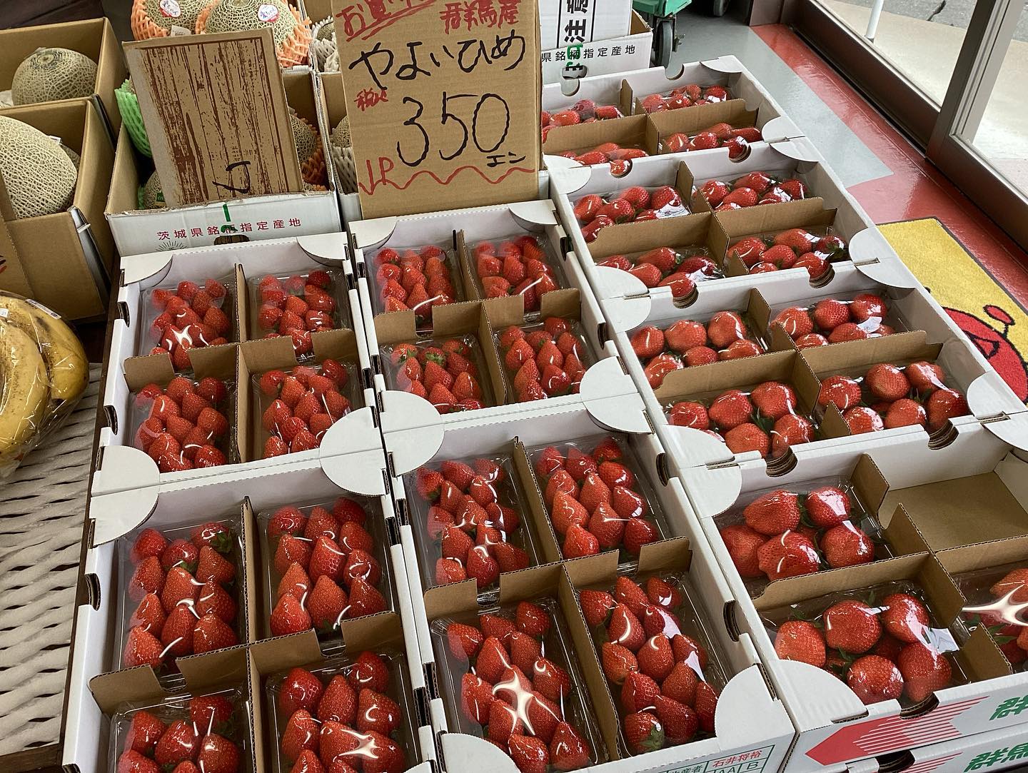 おはようございます
5/23（火）
11:00〜18:30

本日のお値段紹介
箱のトマトすごくお安いです️
甘くて美味しいですよ