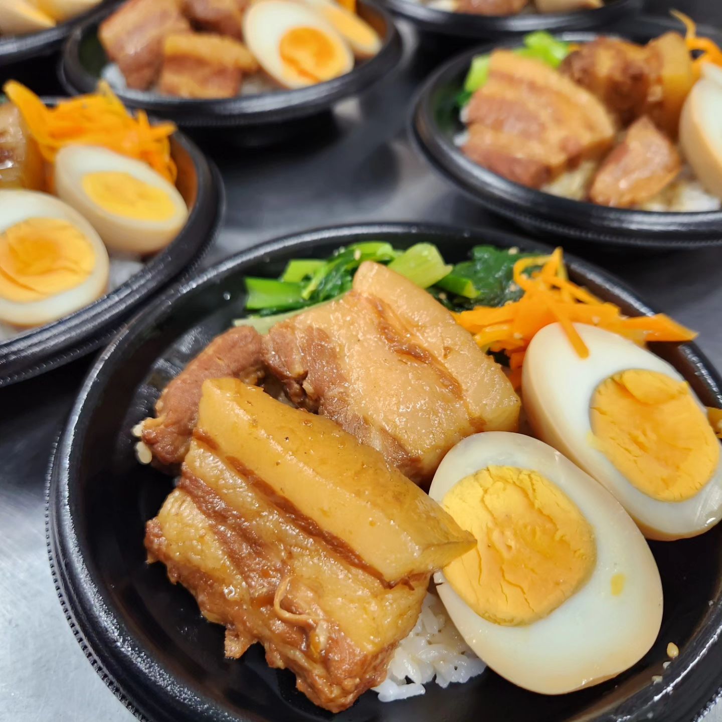 7/15(土)本日のお弁当

魯肉飯(ルーローハン)　680円
酢豚弁当　580円
牛カルビーステーキガーリックライス　680円
牛ビビンバ　580円
ローストビーフ丼　700円

※お電話にてお取り置き可能です!!
※価格はすべて税込み価格です。
※価格は仕入れによって変動します。