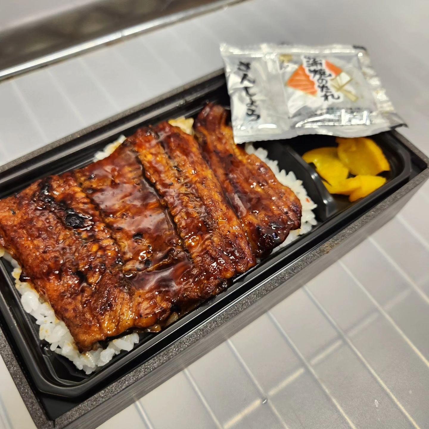 7/26(水)本日のお弁当

・うな重　980円
・豚と野菜のオイスター炒め弁当　580円
・焼き鳥弁当　580円
・厚切り紅鮭弁当　600円
・中華弁当　580円

※お電話にてお取り置き可能です!!
※価格はすべて税込み価格です。
※価格は仕入れによって変動します。