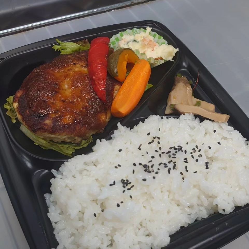 10/16(月)本日のお弁当

手作り豆腐ハンバーグ弁当580円
牛カルビ弁当620円
鶏肉のバジルソテープレート600円
オムライス560円
焼き魚弁当【ホッケ】580円

※お電話にてお取り置き可能です!!
※価格はすべて税込み価格です。
※価格は仕入れによって変動します。