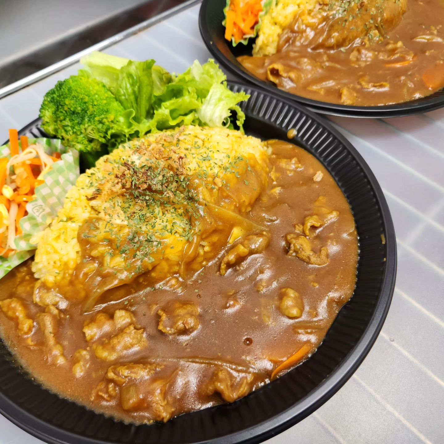 12/6(水)本日のお弁当

ドライカレー&ビーフカレー　620円
骨付きスパイシーチキンカレー　680円
自家製チャーシュー丼　640円
牛カルビの焼き肉弁当肉マシマシ　640円
ミックスフライ弁当　600円

※お電話にてお取り置き可能です!!
※価格はすべて税込み価格です。
※価格は仕入れによって変動します。