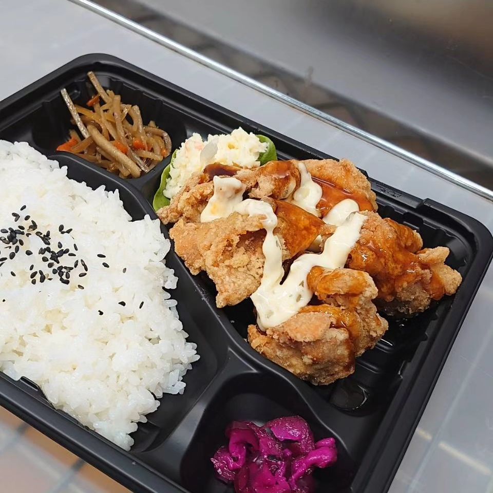 1/15(月)本日のお弁当

チキン南蛮弁当 600円
BIgハンバーグ弁当 620円
野菜あんかけ弁当 580円
肉だんご弁当 600円
シャケ弁当 580円

※お電話にてお取り置き可能です!!
※価格はすべて税込み価格です。
※価格は仕入れによって変動します。