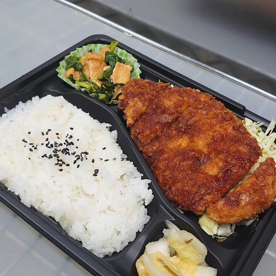 2/5(月)本日のお弁当

タレカツ弁当 600円
カラ＆コロ弁当 580円
焼き肉弁当 580円
ひき肉と卵の他人丼 580円

※お電話にてお取り置き可能です!!
※価格はすべて税込み価格です。
※価格は仕入れによって変動します。