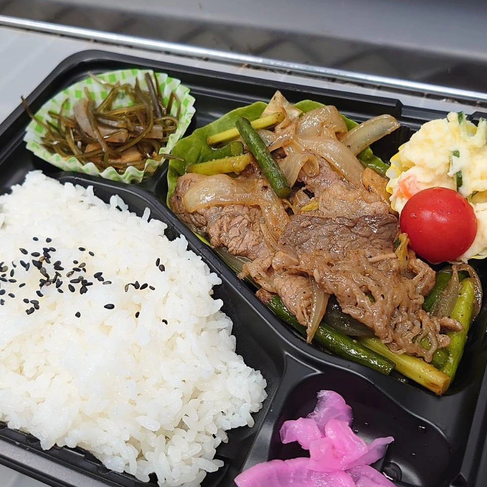 3/15(金)本日のお弁当

牛肉の黒胡椒炒め弁当 620円
お魚弁当 600円
ポークステーキ丼 620円
手作り豆腐ハンバーグ弁当 600円
豚バラ重 600円※お電話にてお取り置き可能です!!
※価格はすべて税込み価格です。
※価格は仕入れによって変動します。