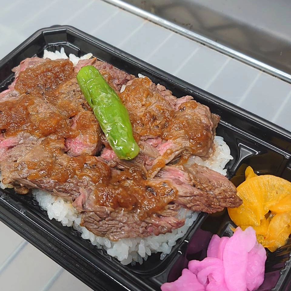 5/21(火)本日のお弁当

牛カイノミステーキ重 980円
プルコギ弁当 640円
焼き鳥弁当 600円
豚肉の味噌炒め弁当 600円
焼き魚弁当「鰆 」600円

※お電話にてお取り置き可能です!!
※価格はすべて税込み価格です。
※価格は仕入れによって変動します。