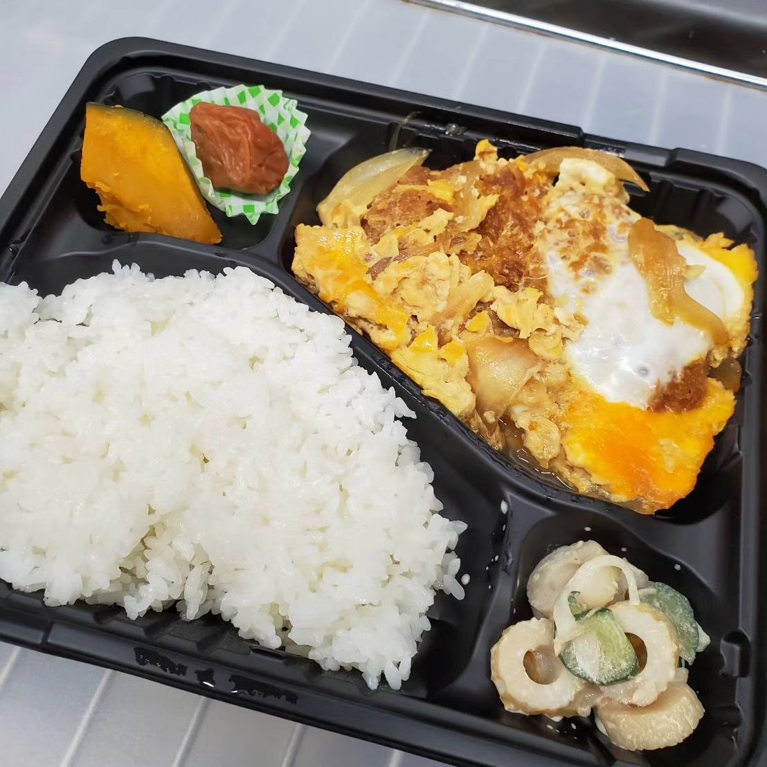 6/20(木)本日のお弁当

煮カツ弁当　620円
Bigハンバーグ弁当　680円
牛と野菜のピリ辛炒め弁当　660円
豚カルビ重　600円
オムライス　600円

※お電話にてお取り置き可能です!!
※価格はすべて税込み価格です。
※価格は仕入れによって変動します。