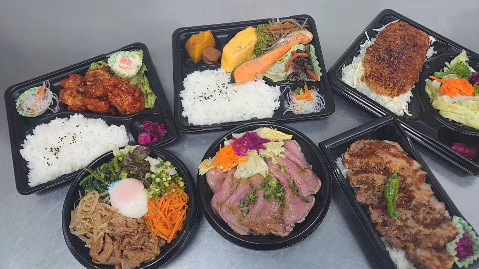 6/22(土)
本日のお弁当

ローストビーフ丼 700円
タレカツ弁当 660円
シャケ弁当 620円
ヤンニョムチキン弁当 640円
ビビンバ丼 620円
厚切り国産豚のステーキ重 780円

※お電話にてお取り置き可能です!!
※価格はすべて税込み価格です。
※価格は仕入れによって変動します。