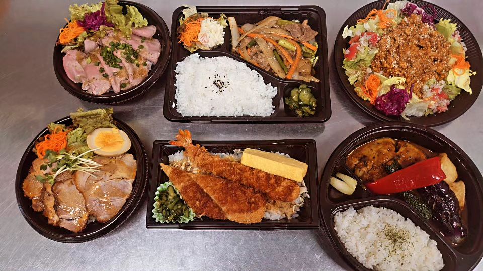 6/29(土)
本日のお弁当

骨付きスパイシーチキンカレー 680円
タコライス 620円
牛カルビの黒胡椒炒め弁当 660円
海老 イカフライ重 620円
ローストビーフ丼 700円
自家製チャーシュー丼740円

※お電話にてお取り置き可能です!!
※価格はすべて税込み価格です。
※価格は仕入れによって変動します。