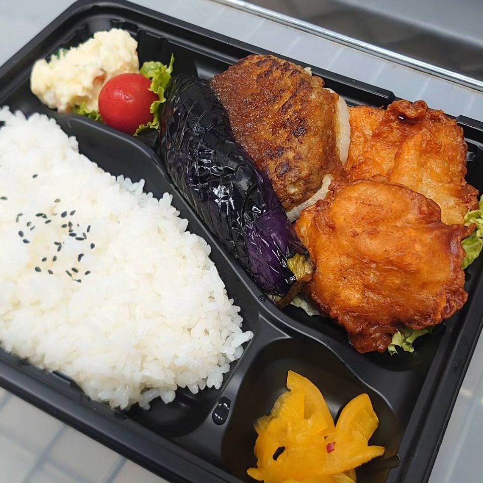 7/11(木)本日のお弁当

ハンバーグからあげ 弁当 660円
豚バラの甘辛炒め弁当 620円
にら玉麻婆丼 600円
牛肉のトマト煮弁当 640円
ヒレ、アジ重 600円

お弁当だけではビタミン不足になるので野菜ジュースなどは居かがですか？

※お電話にてお取り置き可能です!!
※価格はすべて税込み価格です。
※価格は仕入れによって変動します。