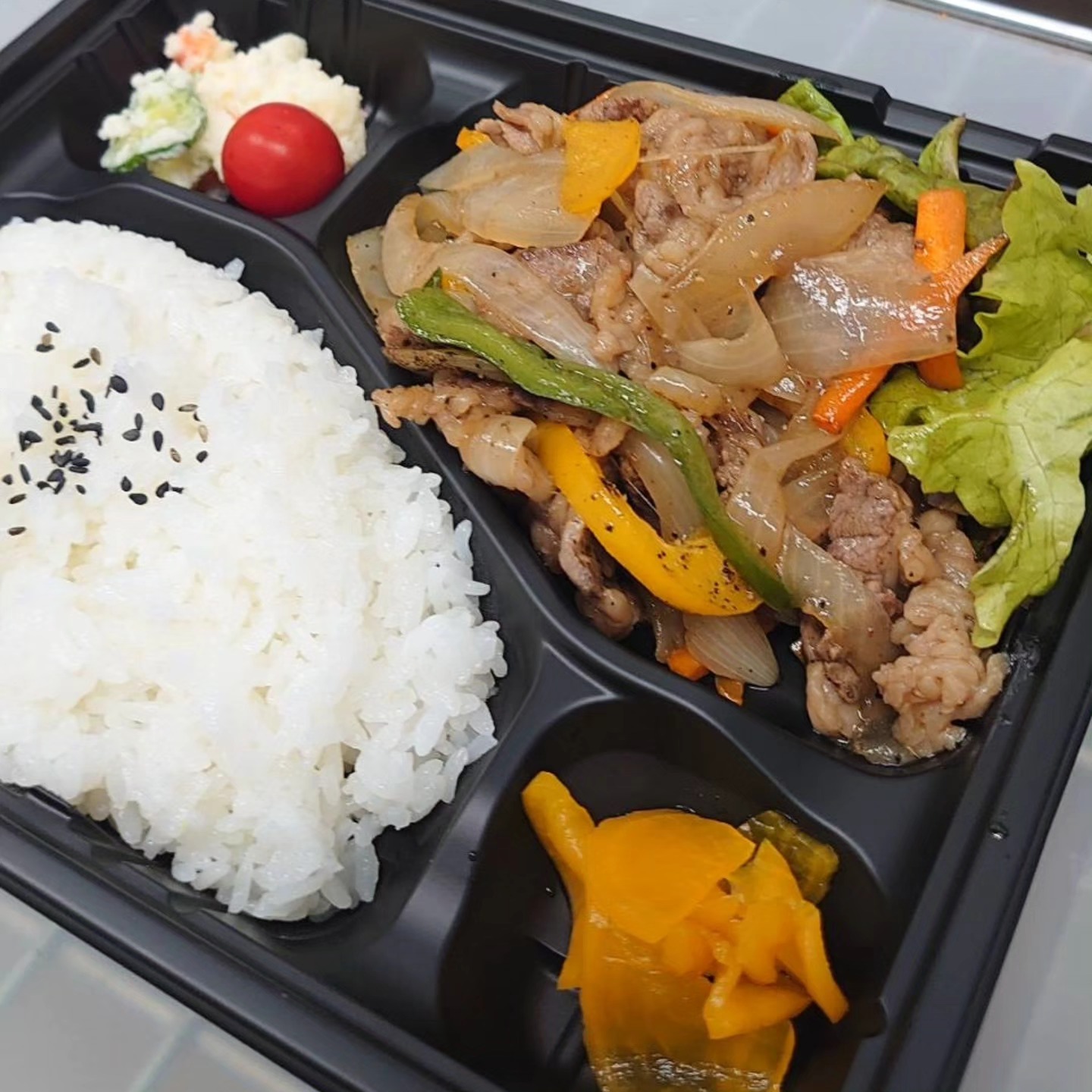 7/23(火)本日のお弁当

牛肉の黒胡椒炒め弁当 640円
お魚弁当 640円
煮カツ弁当 620円
国産豚の西京焼き重 640円
牛丼 600円

お弁当だけではビタミン不足になるので野菜ジュースなどはいかがですか？

※お電話にてお取り置き可能です!!
※価格はすべて税込み価格です。
※価格は仕入れによって変動します。