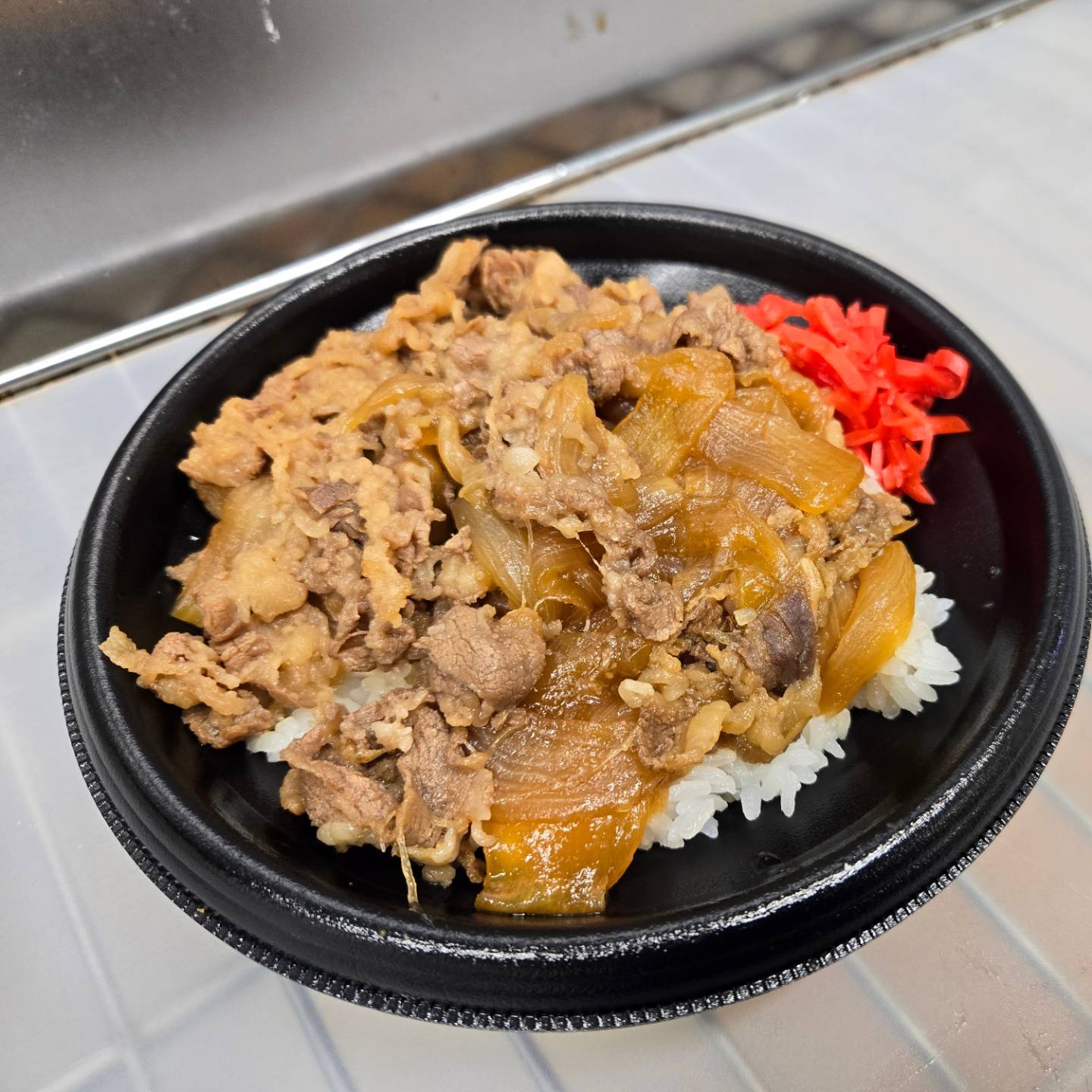 7/3(水)本日のお弁当

牛丼
タレカツ重　650円
酢豚弁当　640円
鶏チリチャーハン　640円
国産豚の紅生姜焼き弁当　600円
牛カルビの中華炒め弁当　660円

※お電話にてお取り置き可能です!!
※価格はすべて税込み価格です。
※価格は仕入れによって変動します。