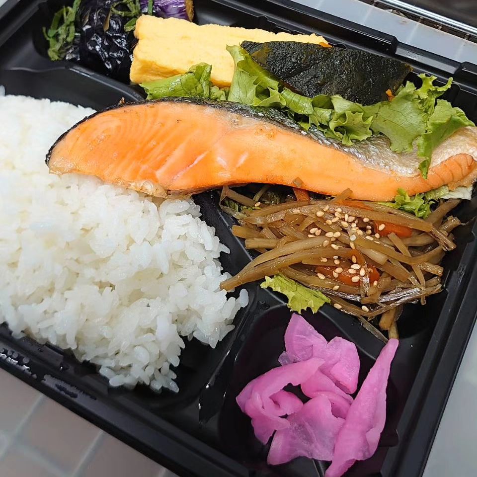 7/4(木)本日のお弁当

シャケ弁当 640円
豚ステーキ弁当 620円
焼き鳥弁当 620円
オムライス 600円
BIGハンバーグ弁当 680円

※お電話にてお取り置き可能です!!
※価格はすべて税込み価格です。
※価格は仕入れによって変動します。