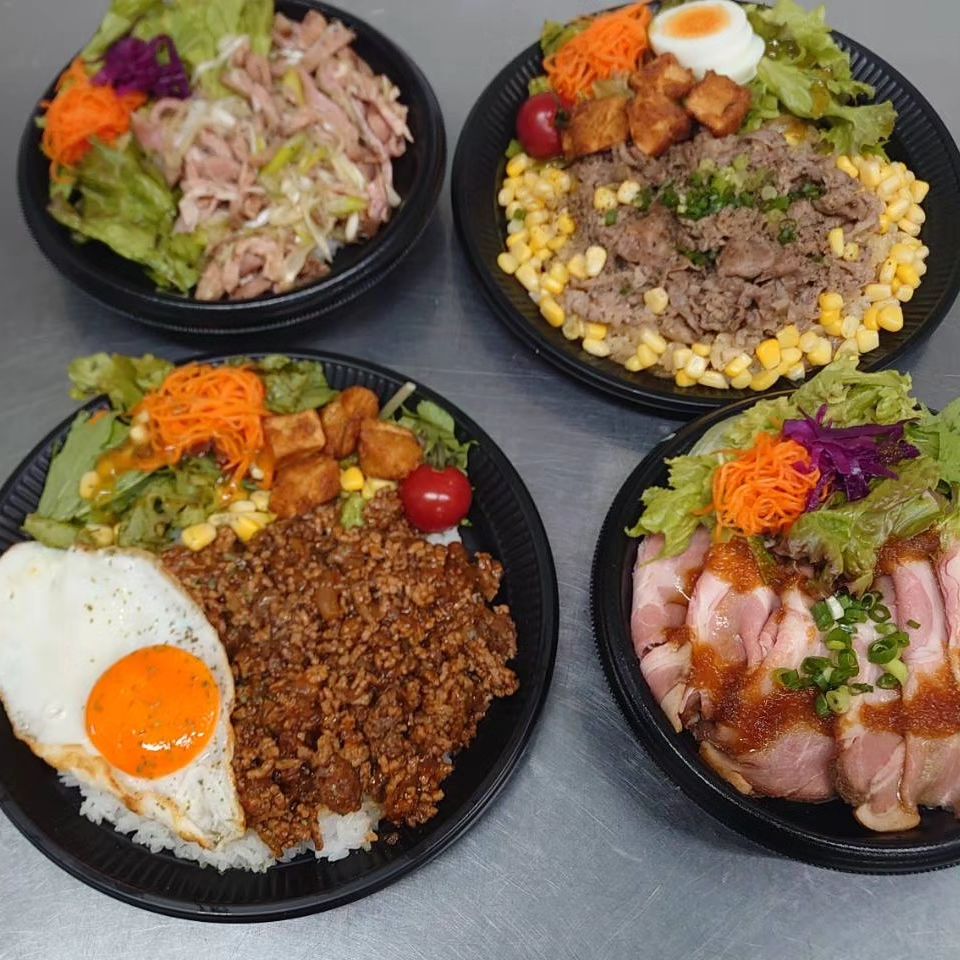 7/6(土)本日のお弁当

海老 イカフライ重 620円
ポークステーキ丼 700円
ネギ塩ローストポーク丼 720円
ペッパーライスプレート 650円
なんちゃってロコモコプレート 640円
赤魚西京焼き弁当 600円
牛カルビ弁当 650円

※お電話にてお取り置き可能です!!
※価格はすべて税込み価格です。
※価格は仕入れによって変動します。