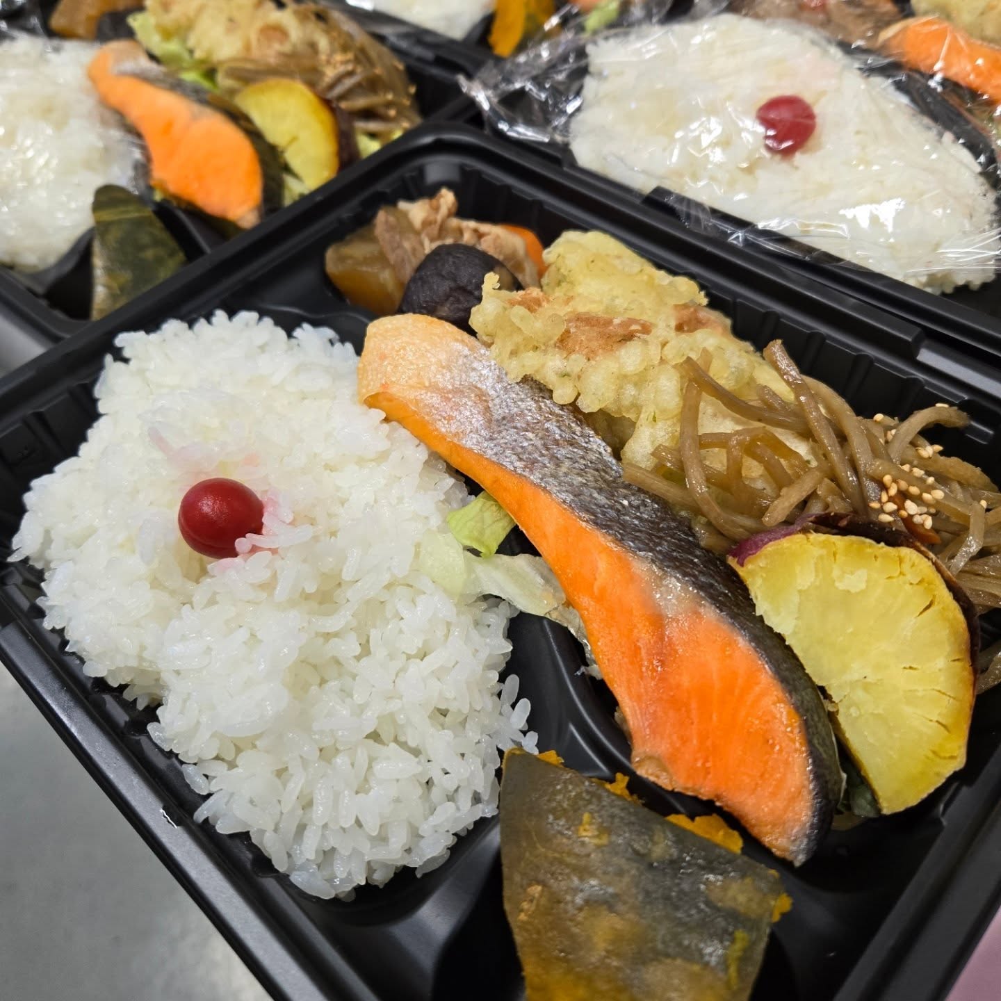 3/1(土)本日のお弁当

シャケ弁当　660円
海老チリ　660円
鶏天丼　660円
牛カルビの黒胡椒炒め弁当　660円
ハンバーググラコロ弁当　680円

お弁当だけではビタミン不足になるので野菜ジュース健康意識で特茶などもいかがですか？

※お電話にてお取り置き可能です!!
※価格はすべて税込み価格です。
※価格は仕入れによって変動します。