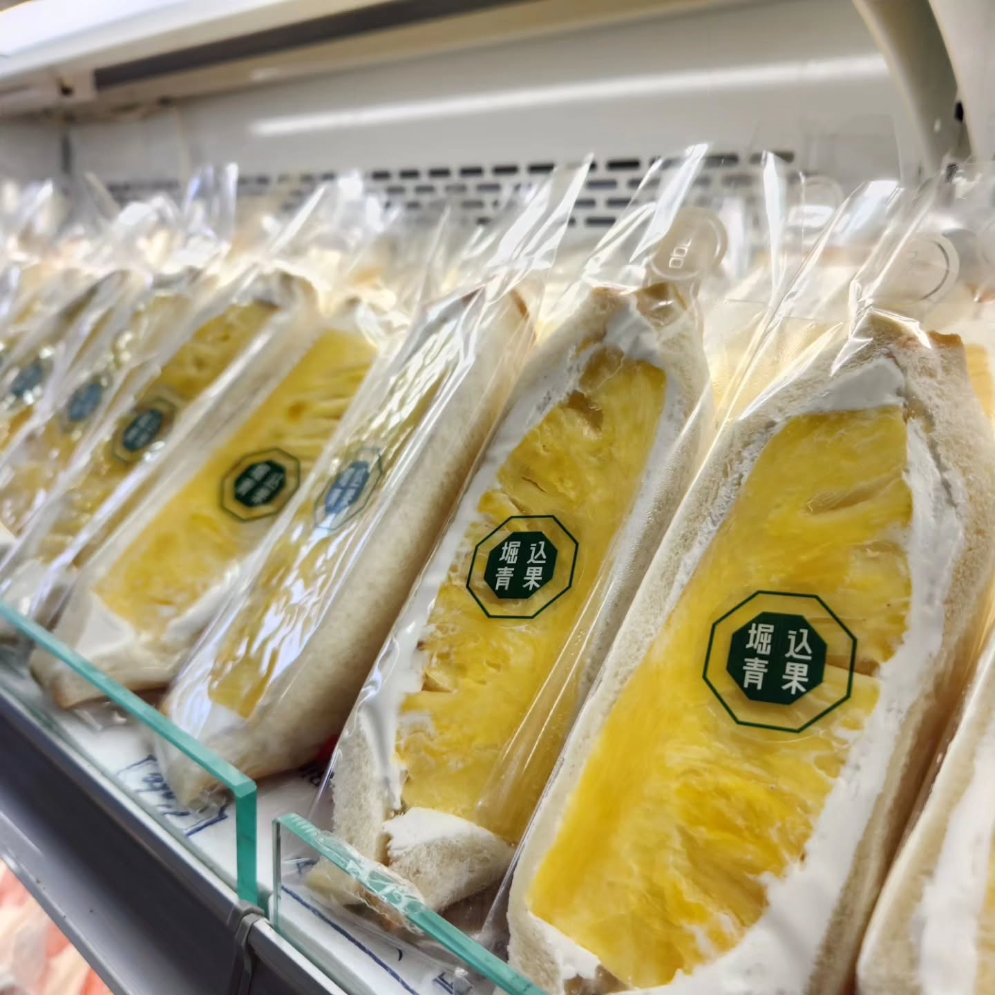こんばんは

明日5/10(土)はフルーツサンド販売日になります!!

シフォンサンドはお休みとなります。

明日もよろしくお願いいたします
