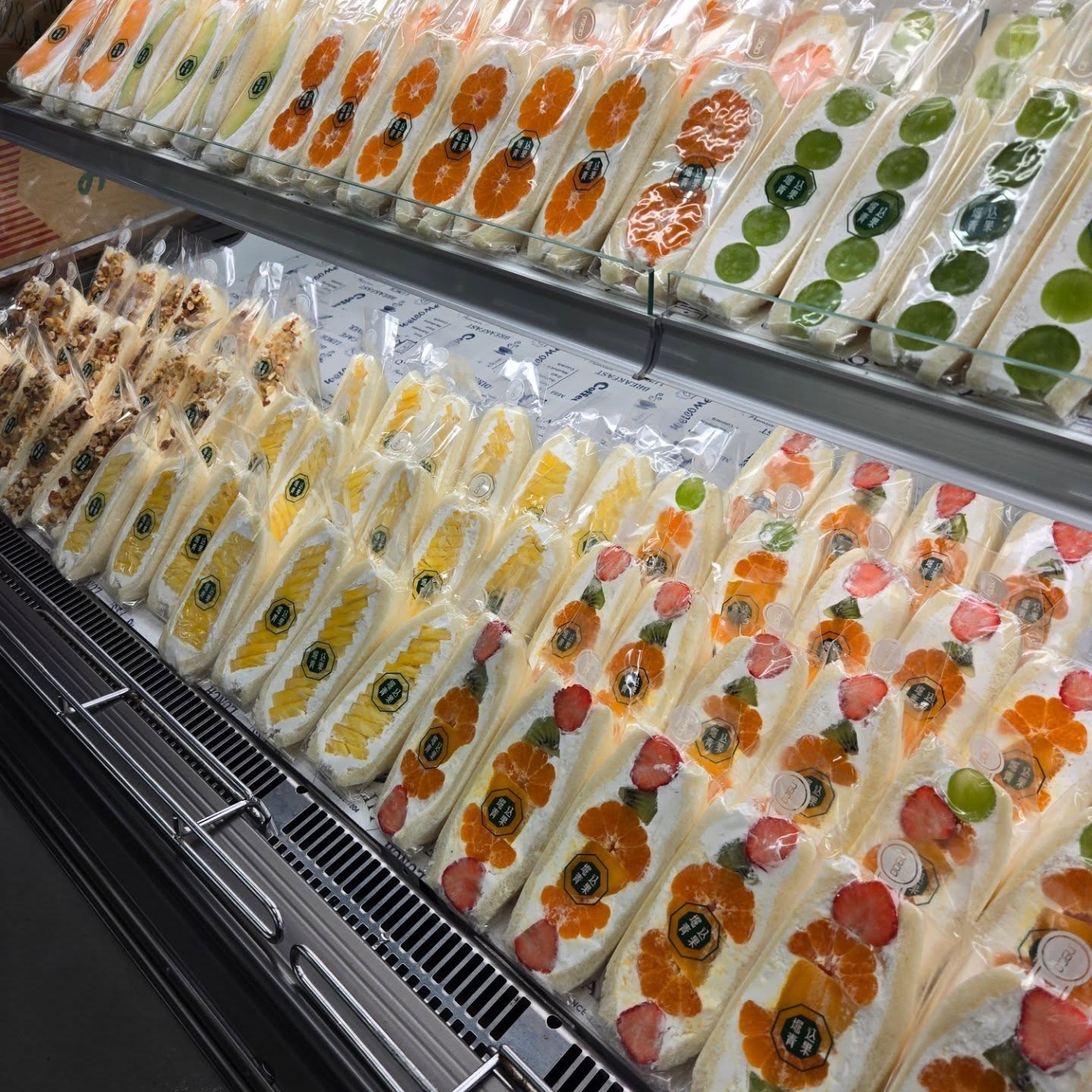 おはようございます

7/12(土)
本日フルーツサンド販売日です!!
生フルーツゼリーも販売します

山梨産　ももゼリー
ミックスゼリー

本日もよろしくお願いいたします