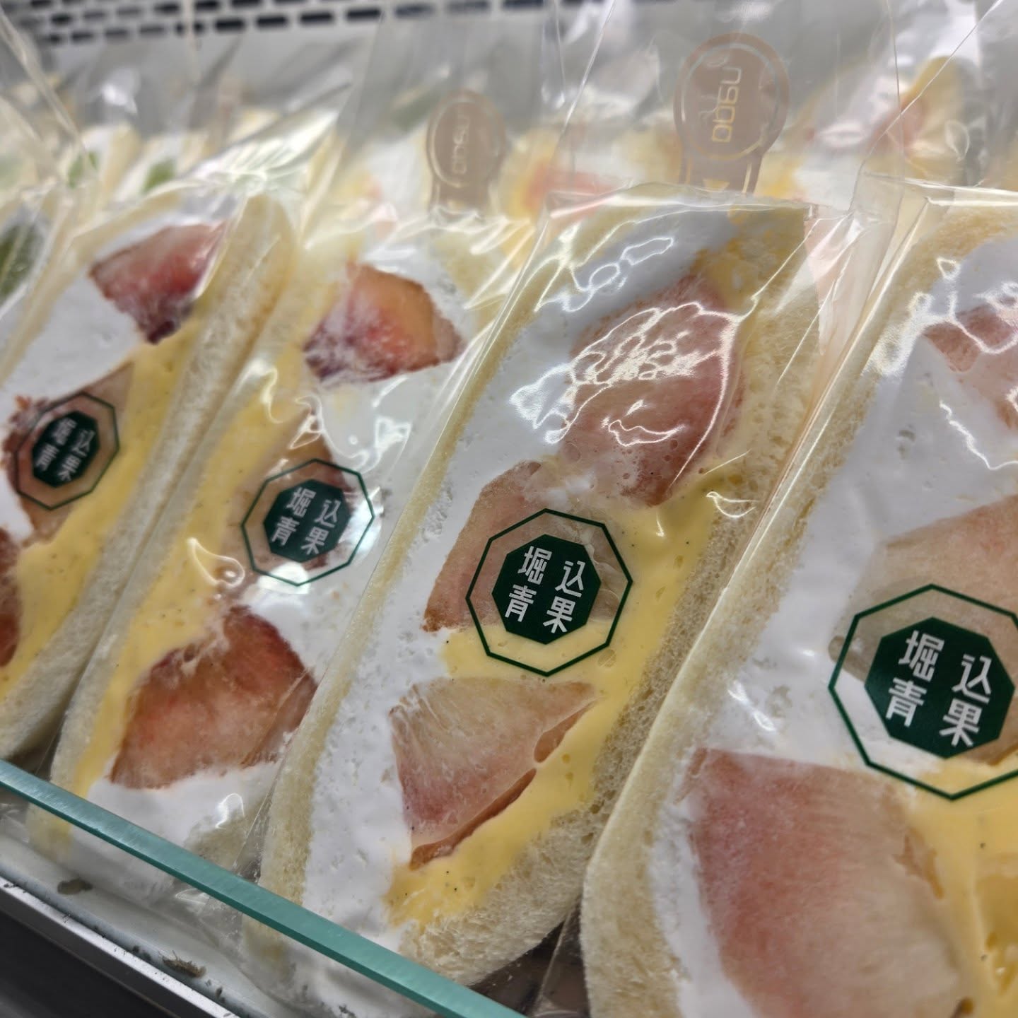 おはようございます

本日はフルーツサンド販売日です!!

今日の桃サンドは山梨JAふえふきの最高等級の大糖領を使った贅沢なフルーツサンドになります!!

今日も1日よろしくお願いいたします