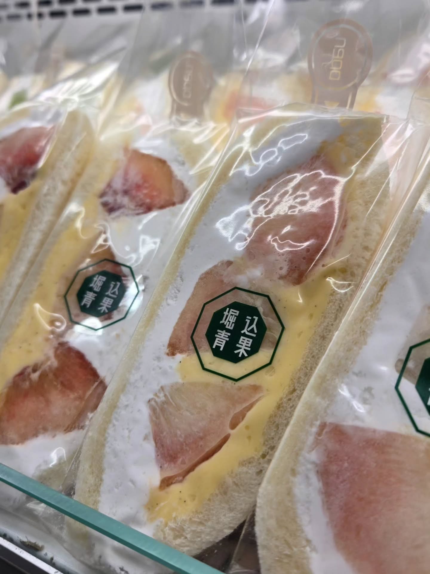 おはようございます!!

本日フルーツサンド販売日になります!!

ももサンドがそろそろ終了になりますのでよろしくお願いいたします