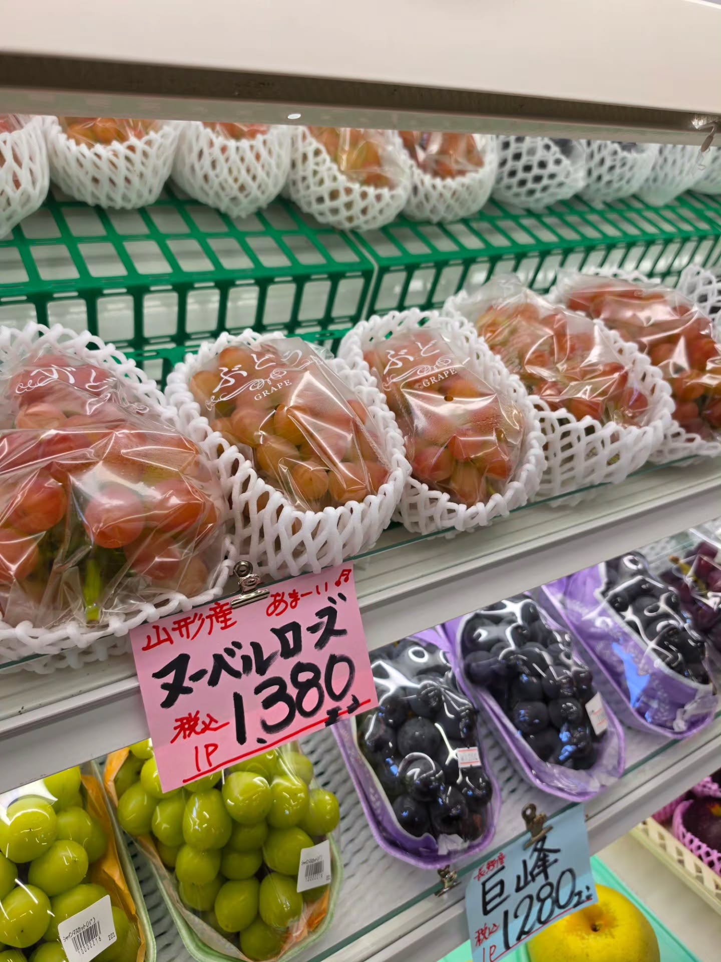 10/8(木)

本日のお値段紹介

希少なぶどうが山形から入荷してきました

そして、本日のお買い得品はみんな大好きシャインマスカットです
1パック620円税込です!!

美味しいみかんも入荷してきました
熊本産　肥のさきがけ　
酸味が少なく甘味が強い味になってます
おすすめシールが貼ってあります!!

秋の味覚『銀杏』入荷しました

今日も1日よろしくお願いいたします‍♂️